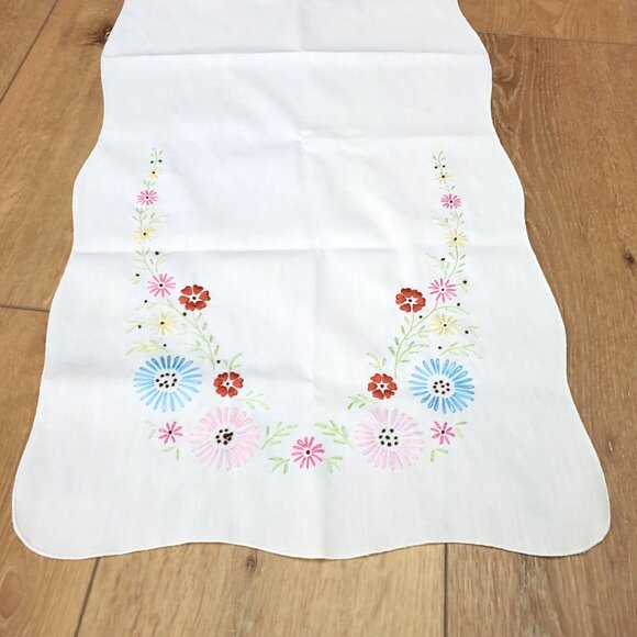 Vintage Linen Table Runner Farmhouse Scallop Edge Flowers Barn 42x16 Embroidered - Picture 2 of 14